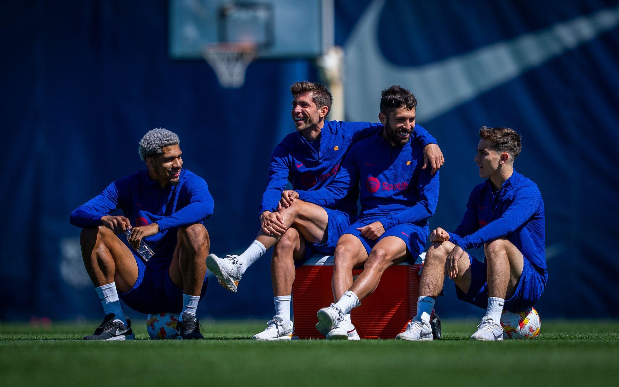 半岛体育官网登录-汉堡球员集体集训，备战周末德比大战的简单介绍